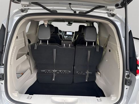 Used 2024 Chrysler Pacifica Touring-L image 13