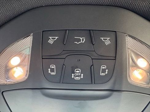 Used 2025 Chrysler Pacifica Limited FWD image 18