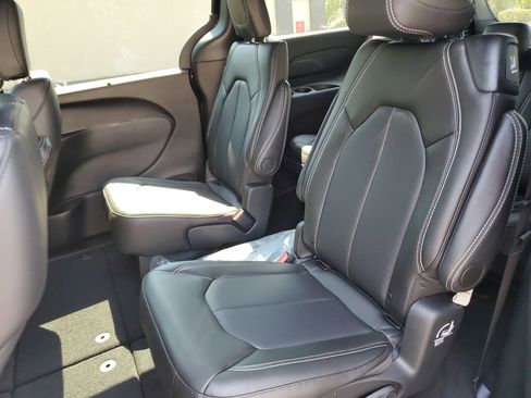 New 2026 Chrysler Pacifica Select image 29