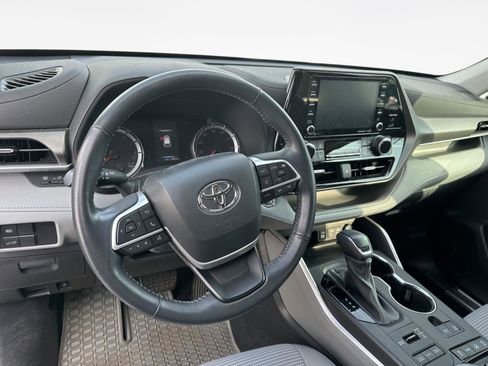 Used 2022 Toyota Highlander LE image 11