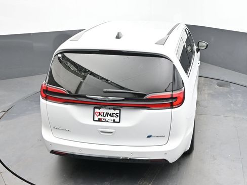Used 2024 Chrysler Pacifica Limited FWD image 12