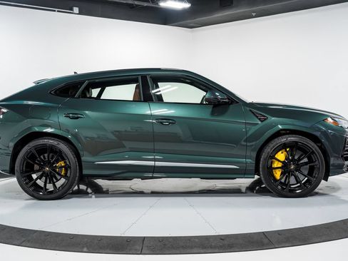 Used 2022 Lamborghini Urus AWD/4WD image 2
