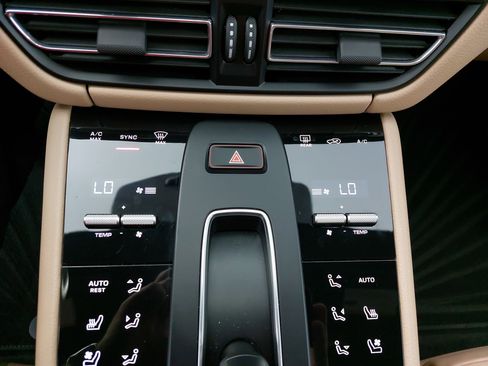 Used 2023 Porsche Macan Turbo image 23