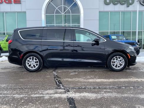 Used 2024 Chrysler Pacifica Touring-L FWD image 4
