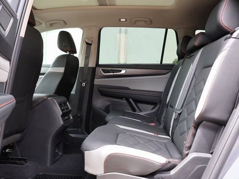 Used 2025 Volkswagen Atlas Peak Edition SE AWD/4WD image 17
