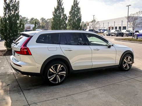 Used 2025 Volvo V60 B5 Cross Country Plus image 11