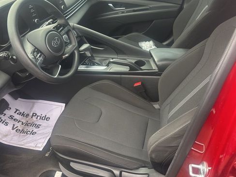 Used 2023 Hyundai Elantra SE image 2