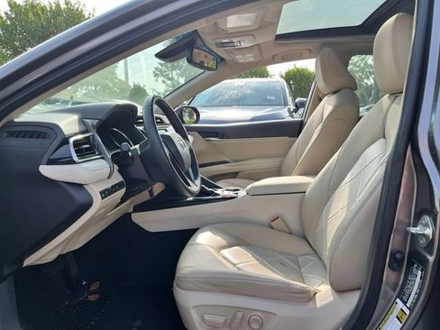Used 2018 Toyota Camry XLE FWD image 8