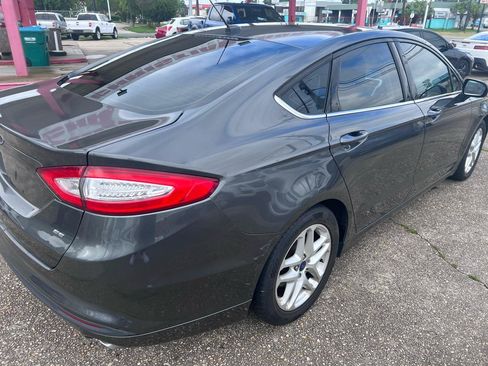 Used 2015 Ford Fusion SE FWD image 4