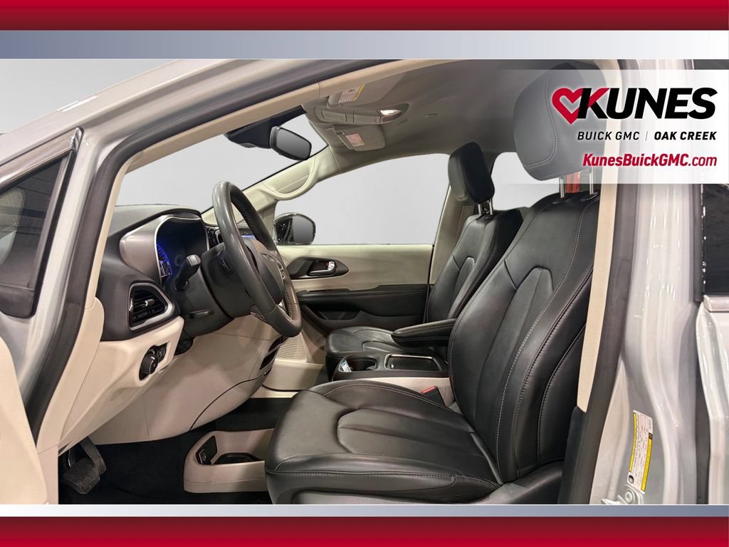 Used 2024 Chrysler Pacifica Touring-L FWD image 22