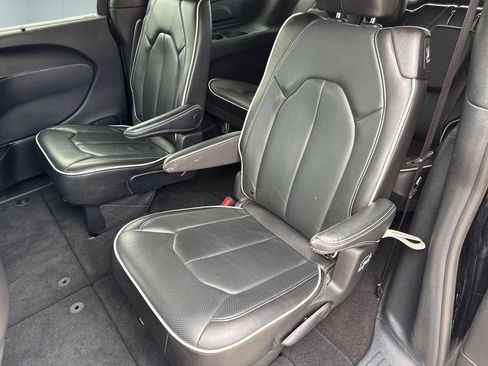 Used 2025 Chrysler Pacifica Limited FWD image 27