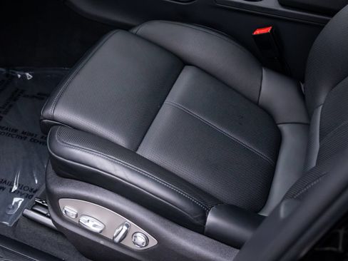 Certified 2025 Porsche Macan AWD/4WD image 15