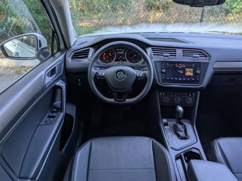 Used 2021 Volkswagen Tiguan SE w/ Panoramic Sunroof Package image 21