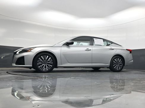 Used 2025 Nissan Altima 2.5 SV FWD image 47