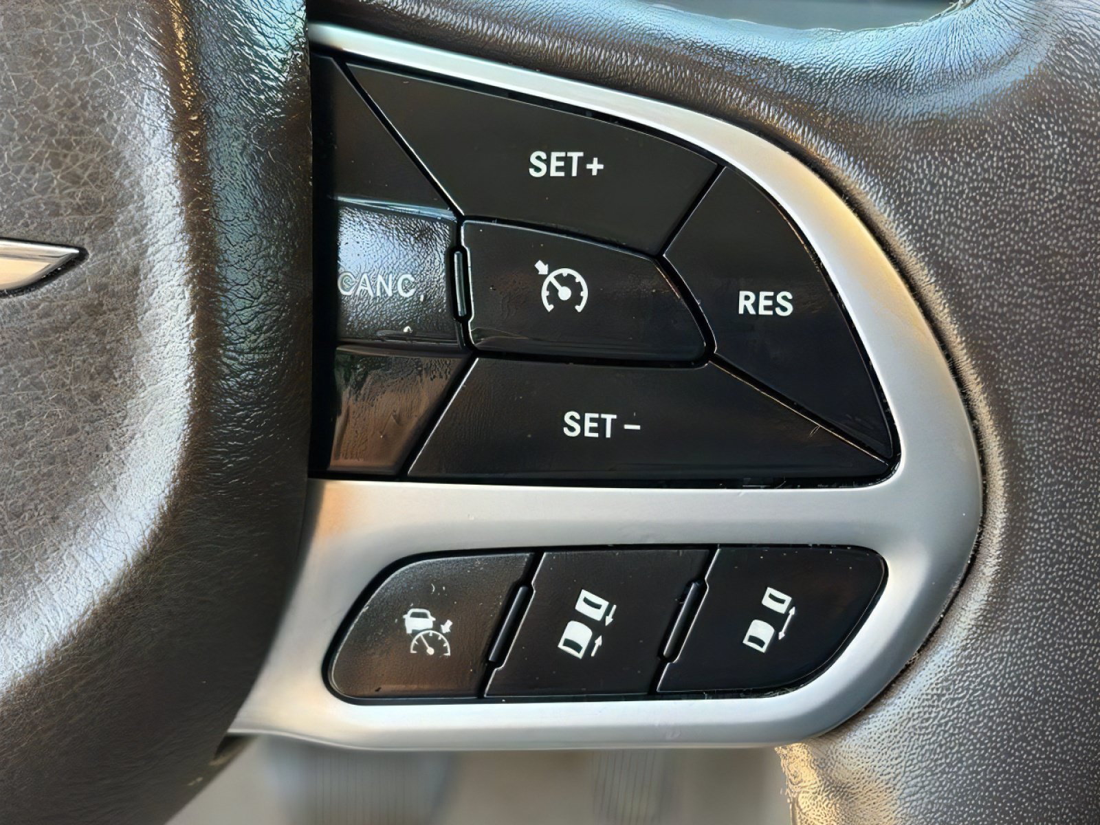 Used 2021 Chrysler Pacifica Touring-L w/ Uconnect Theater Family Group FWD image 26