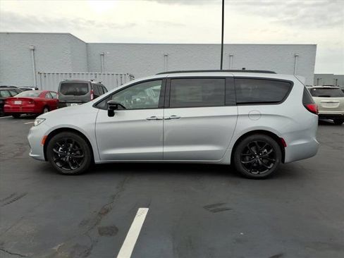 New 2026 Chrysler Pacifica Limited w/ S Appearance Package FWD image 3