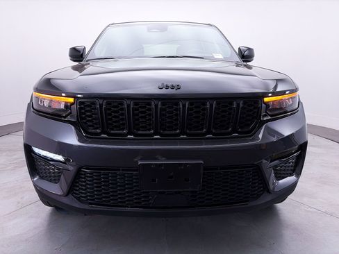Used 2024 Jeep Grand Cherokee Limited w/ Black Appearance Package AWD/4WD image 10