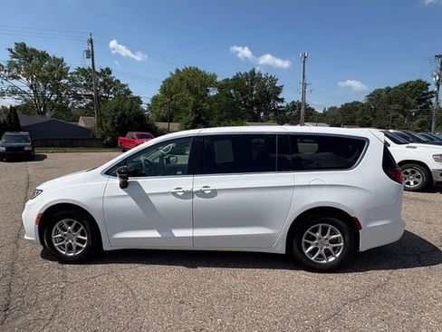 Used 2024 Chrysler Pacifica Touring-L FWD image 2