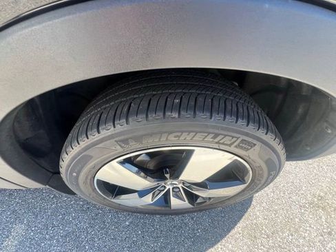 Used 2020 Volvo XC40 T5 Momentum w/ Premium Package image 4