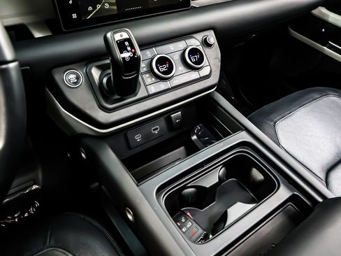 Used 2024 Land Rover Defender 110 X-Dynamic SE image 6