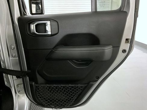 Used 2021 Jeep Gladiator Overland AWD/4WD image 18