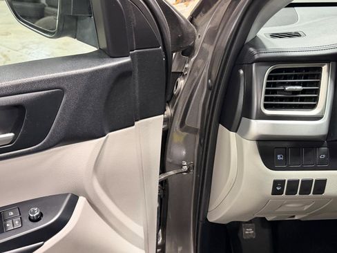Used 2019 Toyota Highlander XLE AWD/4WD image 10