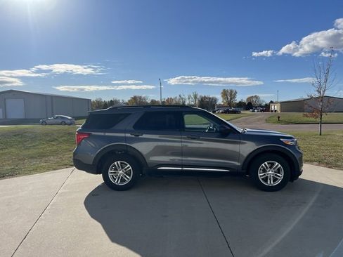 Used 2023 Ford Explorer XLT image 4