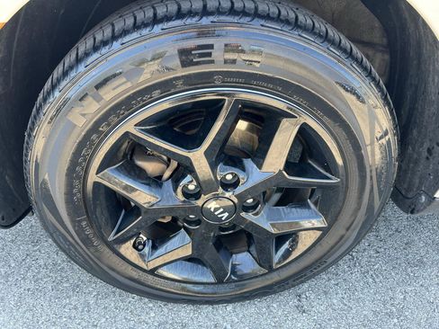 Used 2021 Kia Soul S FWD image 2