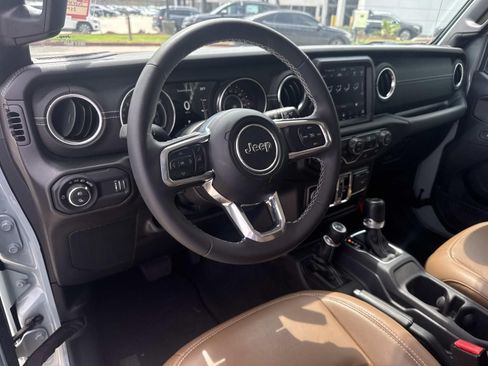 Used 2023 Jeep Gladiator Overland w/ Popular Equipment Package AWD/4WD image 17