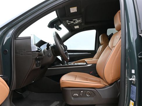 Used 2026 Cadillac Escalade Luxury w/ Touring Package AWD/4WD image 18