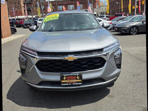 Used 2025 Chevrolet Trax LT FWD image 2