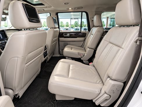 Used 2017 Lincoln Navigator L Select RWD image 8