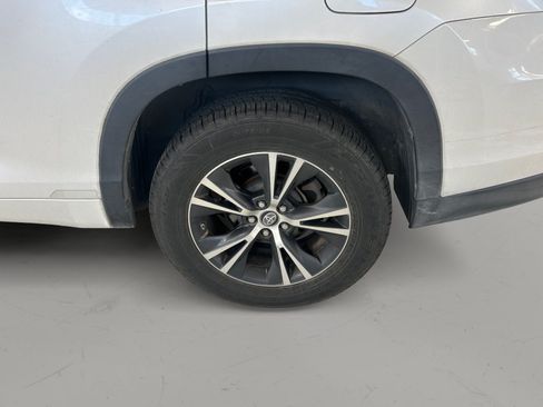 Used 2017 Toyota Highlander LE FWD image 22