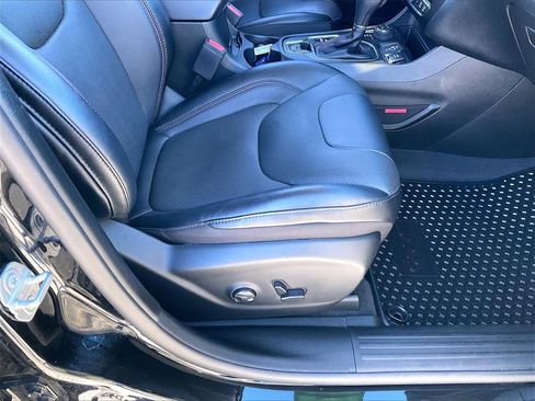 Used 2022 Jeep Cherokee Trailhawk w/ Premium Leather Package image 35