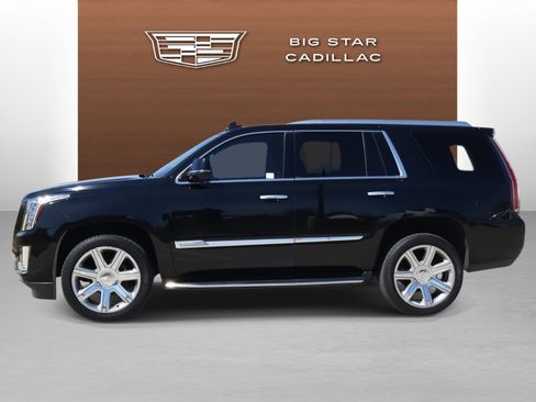 Used 2017 Cadillac Escalade Luxury image 2