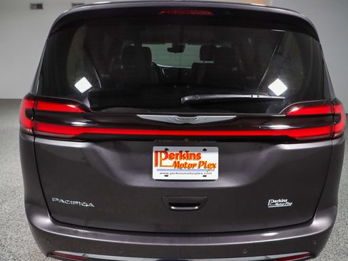 Used 2023 Chrysler Pacifica Touring-L FWD image 8