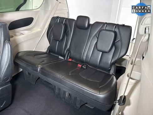 Used 2023 Chrysler Pacifica Touring-L image 24