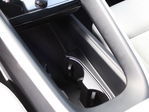 Used 2024 Porsche Macan 4 Electric image 31