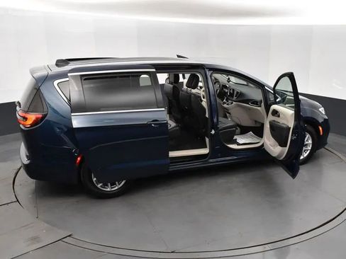 Used 2023 Chrysler Pacifica Touring-L FWD image 6
