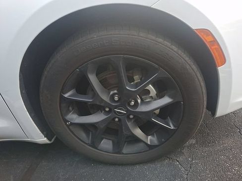 Used 2025 Chrysler Pacifica Limited FWD image 4