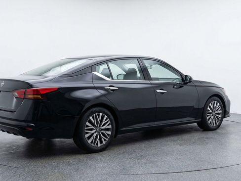 Used 2025 Nissan Altima 2.5 SV FWD image 9