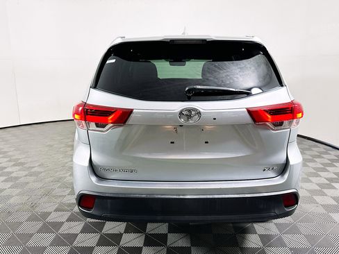 Used 2019 Toyota Highlander XLE FWD image 4