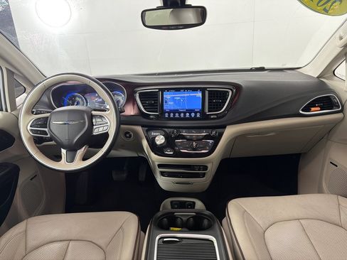 Used 2017 Chrysler Pacifica Limited FWD image 24
