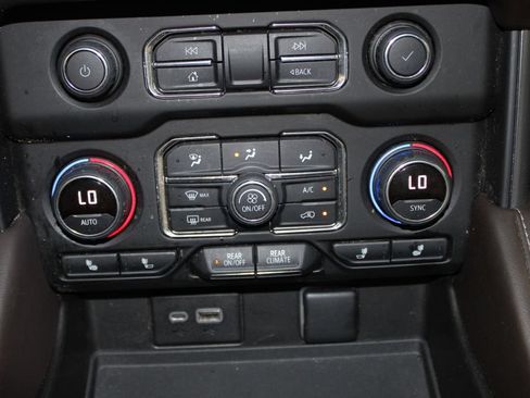 Used 2022 Chevrolet Tahoe LT w/ Luxury Package RWD image 40