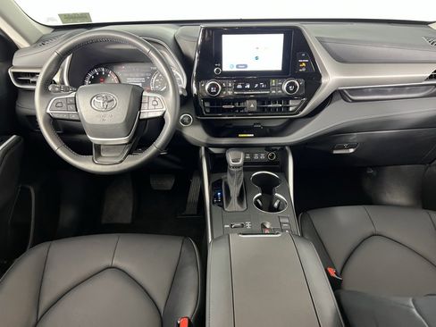 Used 2025 Toyota Highlander XLE image 12