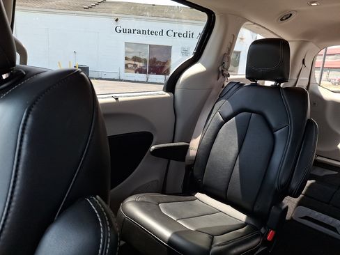 Used 2024 Chrysler Pacifica Touring-L FWD image 24