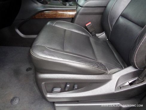 Used 2019 Chevrolet Suburban LT image 8