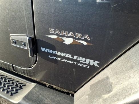 Used 2018 Jeep Wrangler Unlimited Sahara w/ Connectivity Group image 26