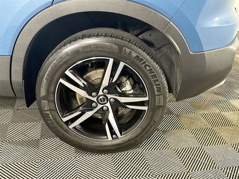 Used 2023 Volvo XC40 B4 Plus image 34