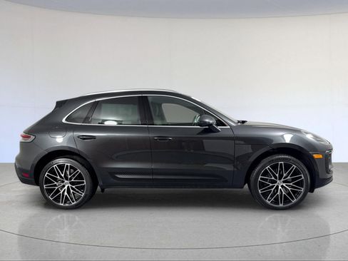 Certified 2025 Porsche Macan AWD/4WD image 9